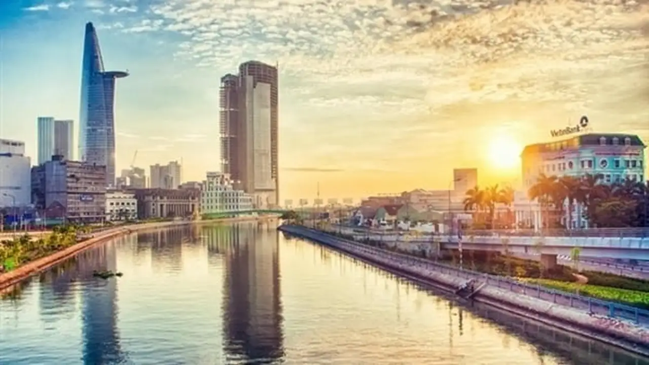 طقس مشمس في ثلاث مناطق مع تسجيل درجات حرارة مرتفعة في الجنوب